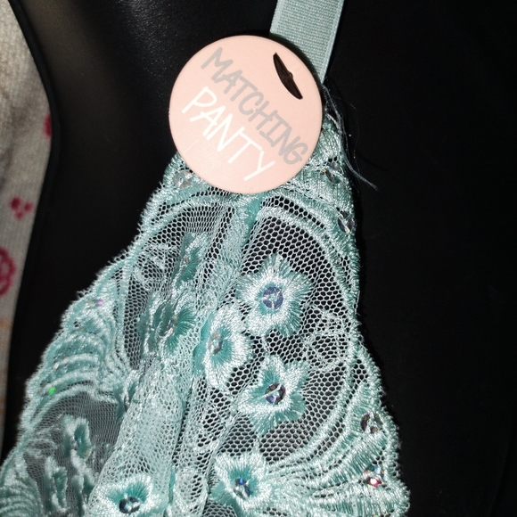 Lingerie - Picture 2 of 5